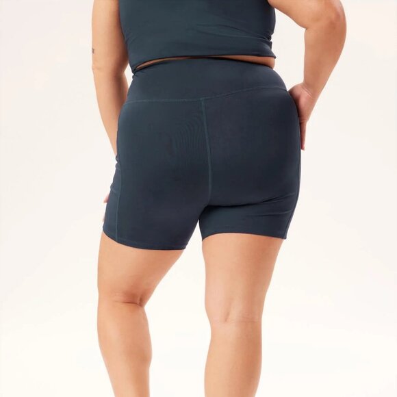 Girlfriend Collective Compressive Pocket Run Short (Midnight) - Picture 4 of 9